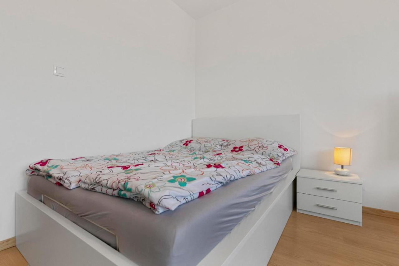 Apartment 20 Minutes From City Center W Netflix, Coffee Or Tea & Parking Μπρατισλάβα Εξωτερικό φωτογραφία